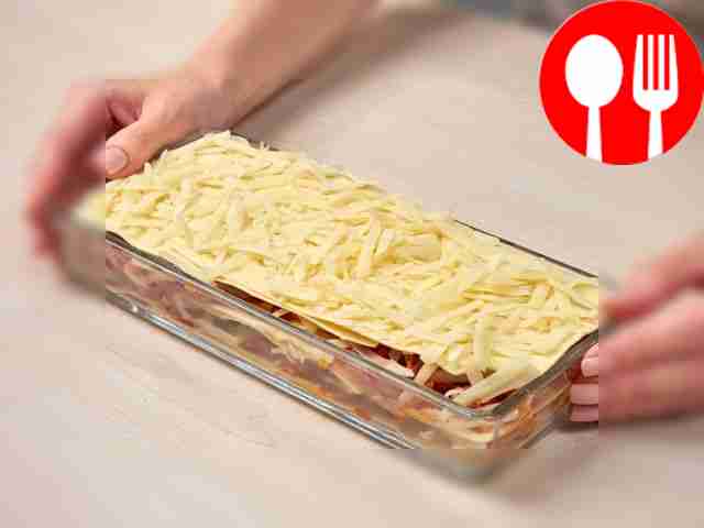 Подготовьте форму и запекайте лазанью. На дно...