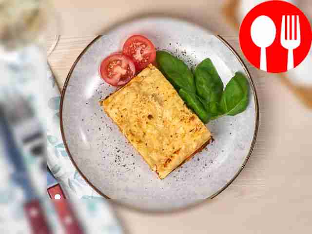 Подавайте лазанью с нарезанными овощами. Её...