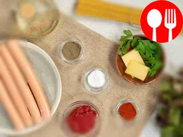 Разделите сосиски на три части и снимите с них...