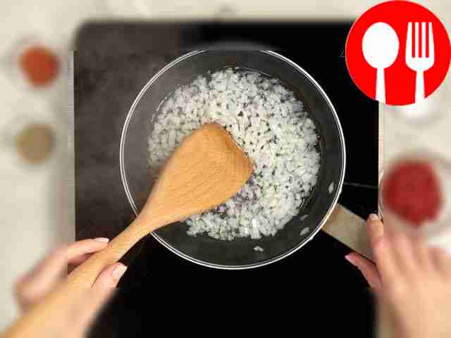 Обжарьте лук: разогрейте на сковороде...