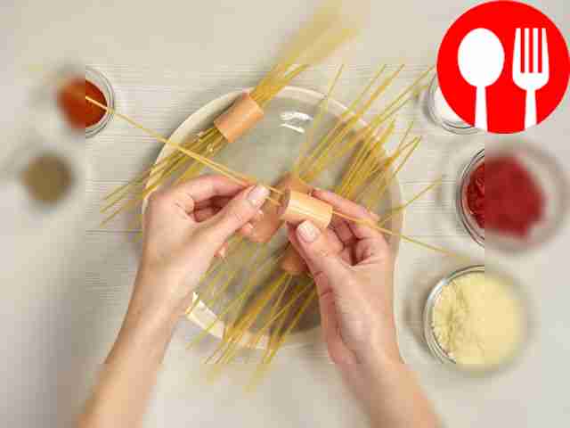 Отварите сосиски вместе со спагетти. Проденьте...