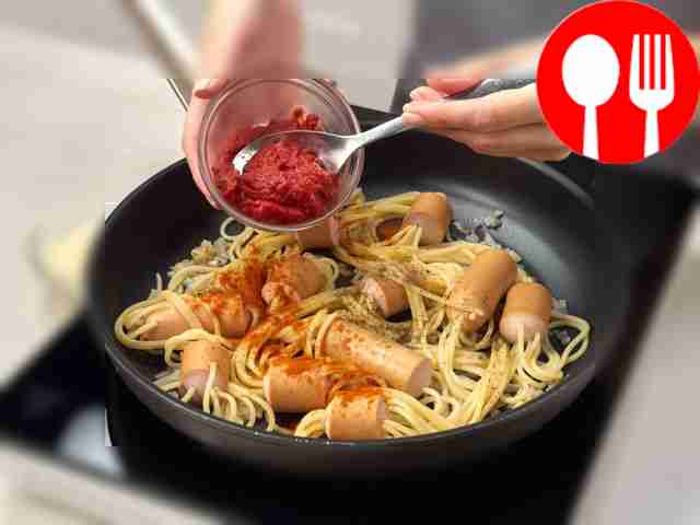 Пусть лапша с луком томится в томатном соусе....