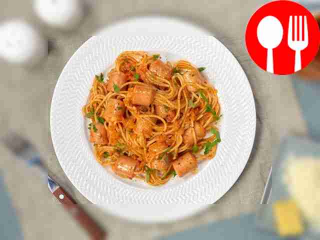 Разложите спагетти по тарелке с салатными...