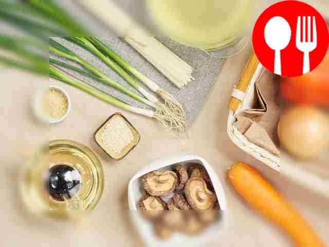 Очистите морковь и нарежьте её соломкой или...