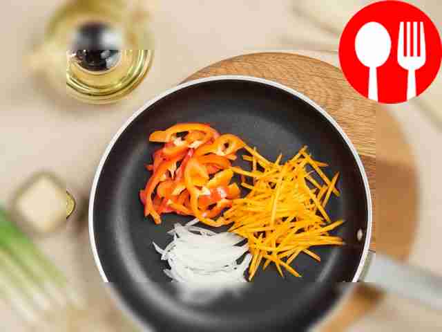 Подготовьте овощи. Разогрейте сковороду на...