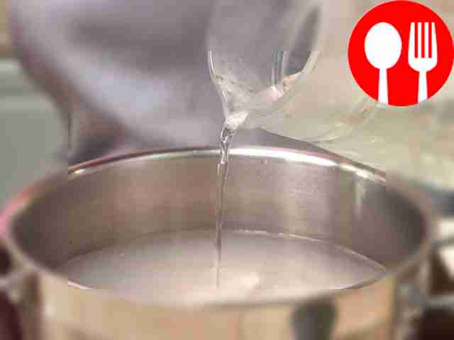 Приготовьте бульон. В кастрюлю кладите куски...