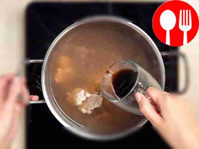 Доведите бульон до кипения. На дно кастрюли...