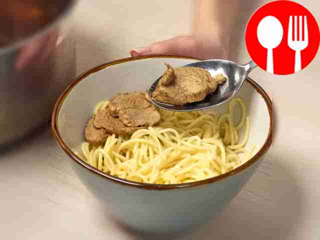 Сварите рамен. Варите лапшу около 5 минут,...