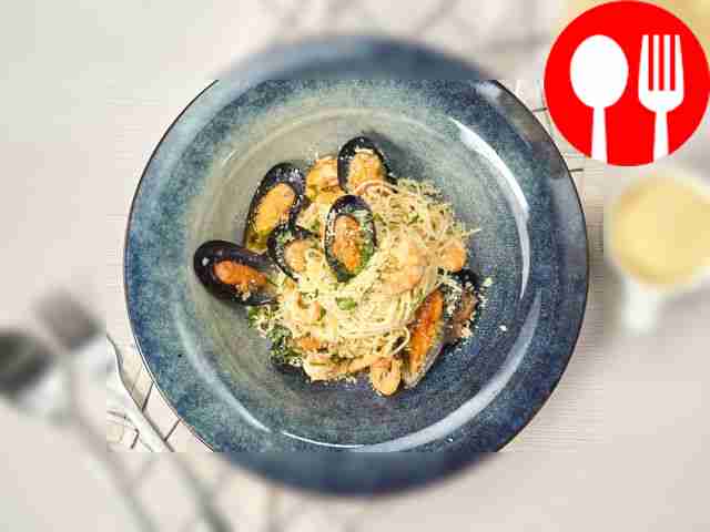 Спагетти с креветками и мидиями