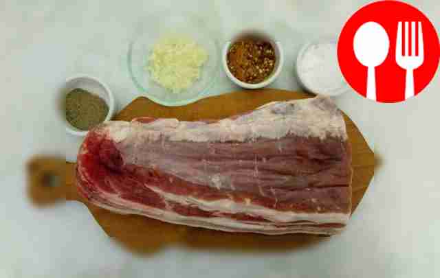 Промойте мясо под струёй проточной воды.