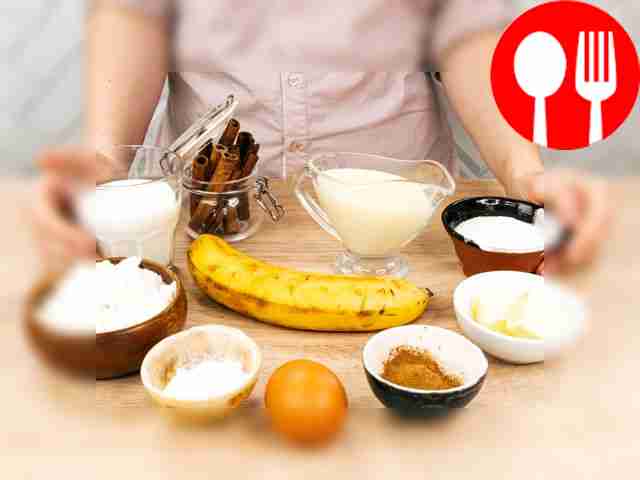 Тщательно промойте яйцо и банан под проточной...