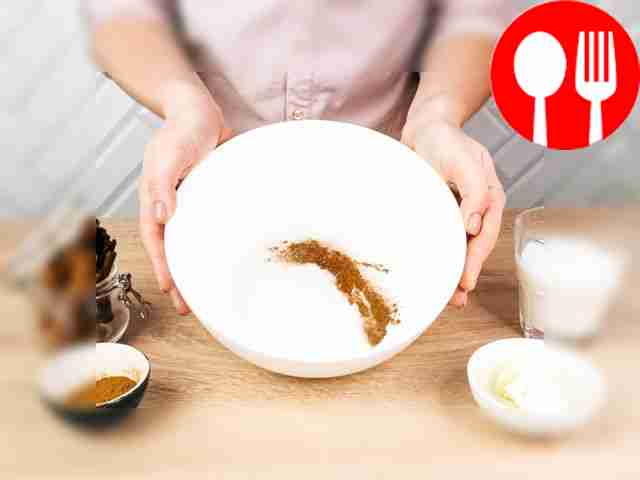 В большой миске соедините все сухие компоненты...