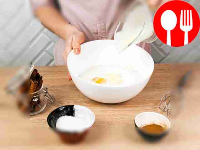 - Добавьте молоко, яйцо и сгущённое молоко.
-...