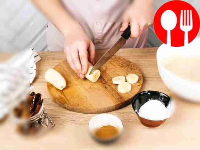 Порежьте бананы на кружочки.