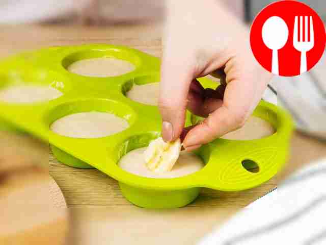 Выложите на поверхность теста кружочки банана...