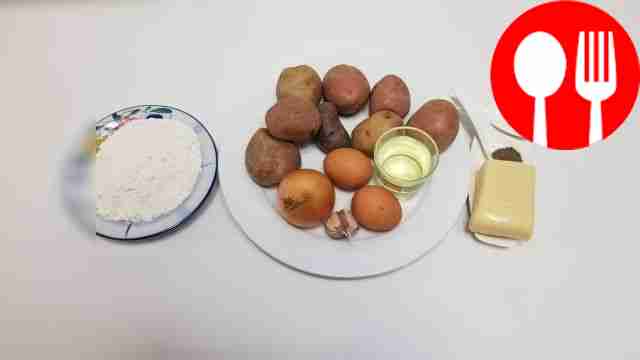 Хорошенько промойте картофель и снимите с него...