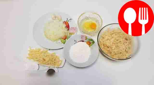 Крупно натрите картофель и сыр. Репчатый лук...