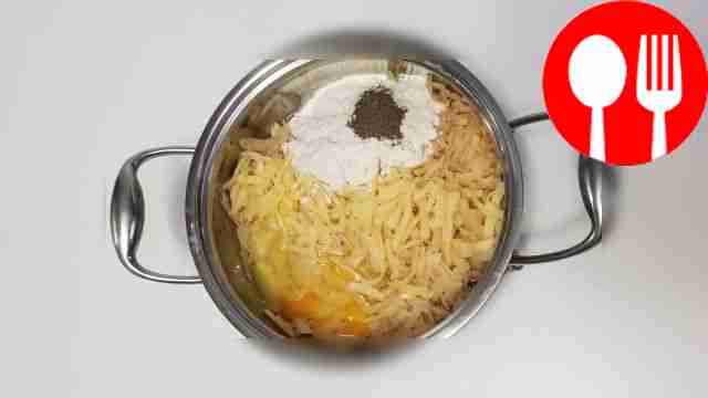 В кастрюле соедините картофель, сыр, лук,...