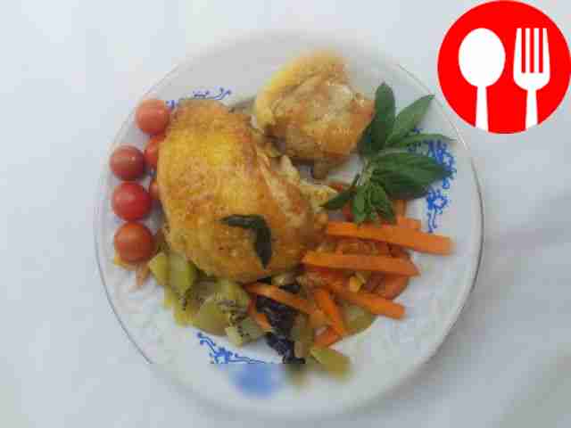 Ароматная курица с черносливом и киви