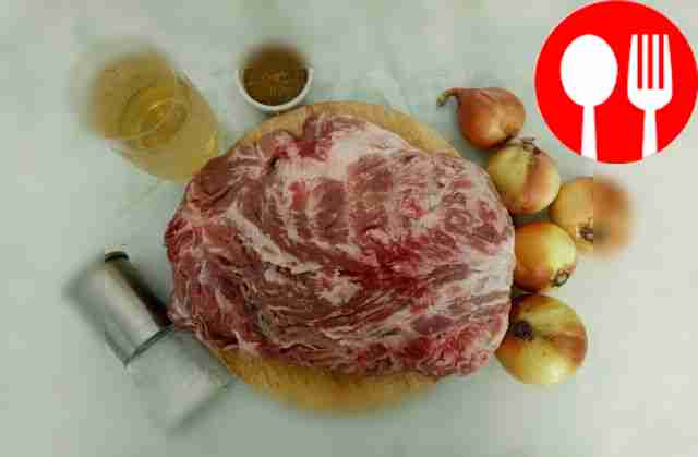 Промойте мясо прохладной проточной водой....