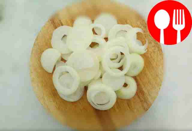 Порежьте свинину на куски среднего размера,...