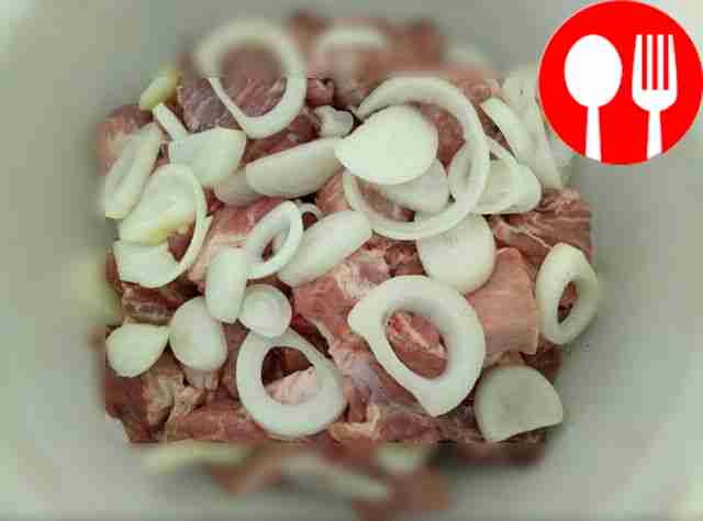 В большую кастрюлю поместите мясо, посыпьте...