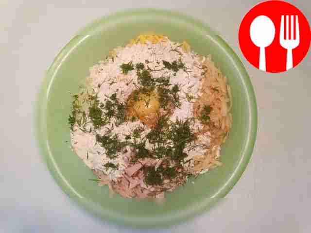 На мелкой тёрке натрите сыр, лук и картофель....