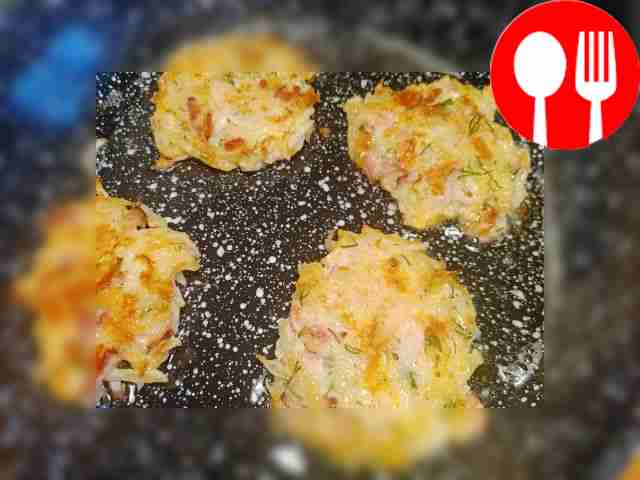 Разогрейте масло на сковороде. Ложкой...