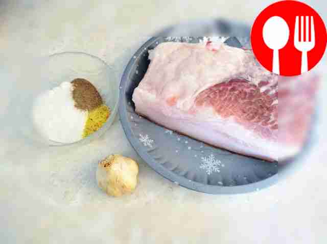 Тщательно промойте сало под струёй воды, затем...