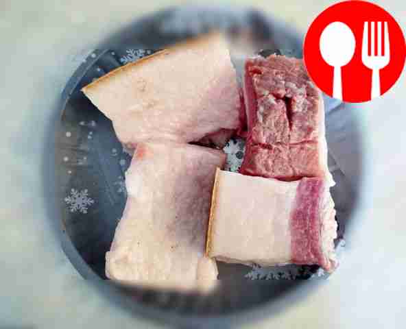 Нарежьте сало брусками, сделайте надрезы со...