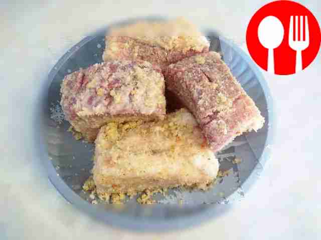 Обильно обваляйте брусочки сала в полученной...