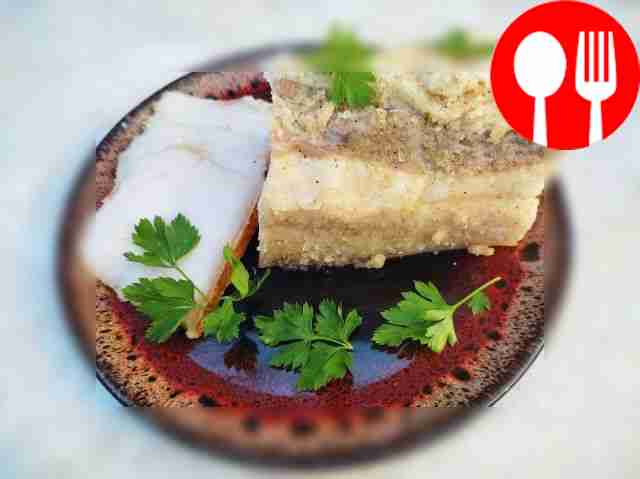 Подавайте сало в виде канапе: на деревянной...