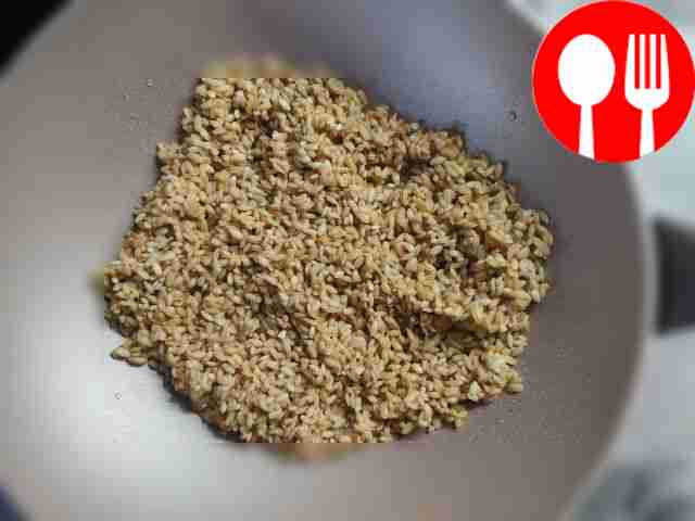 Разогрейте сковороду, всыпьте крупу и...