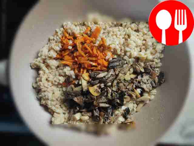 Сначала обжарьте грибы и переложите их на...