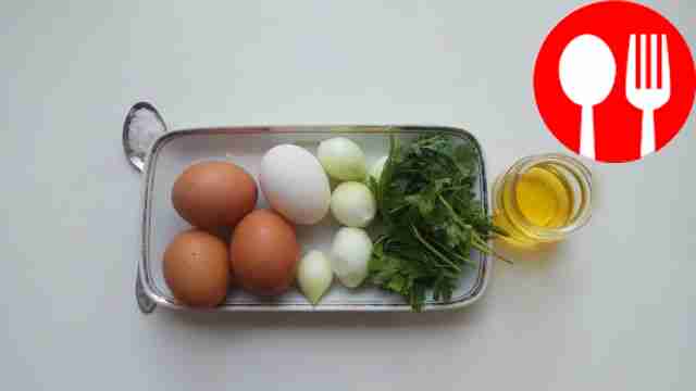 Промойте помидоры и лук, затем обсушите их...