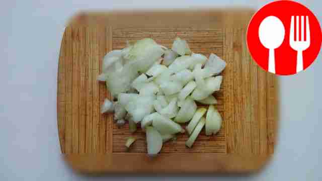 Порежьте помидоры кружочками толщиной...