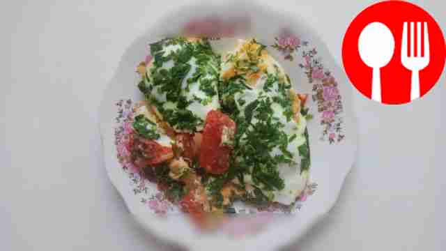 Подавайте яичницу порционно, украсив веточкой...