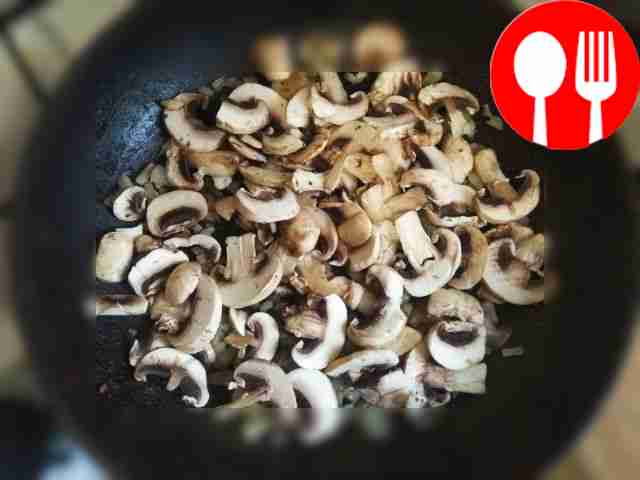 Лук нарежьте мелкими кубиками, шампиньоны —...