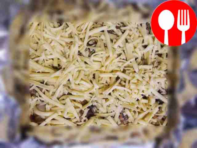 Застелите форму фольгой, смажьте её маслом и...