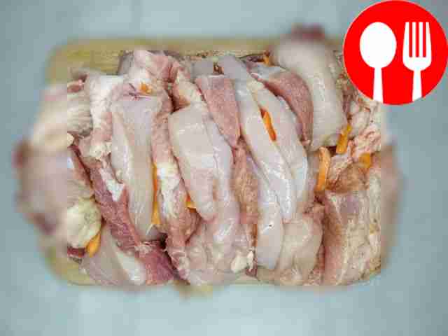 Выжмите чеснок через пресс, морковь нарежьте...