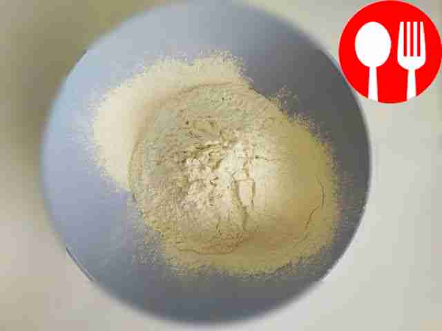 В миске соедините кефир, соль и просеянную...