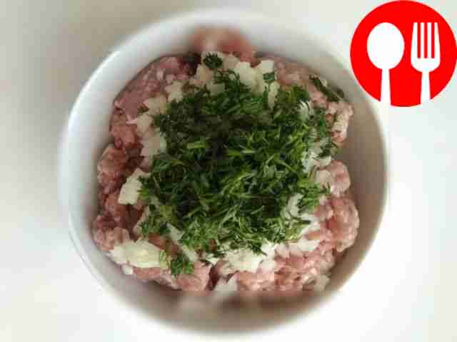 Лук нарежьте мелкими кубиками или натрите на...