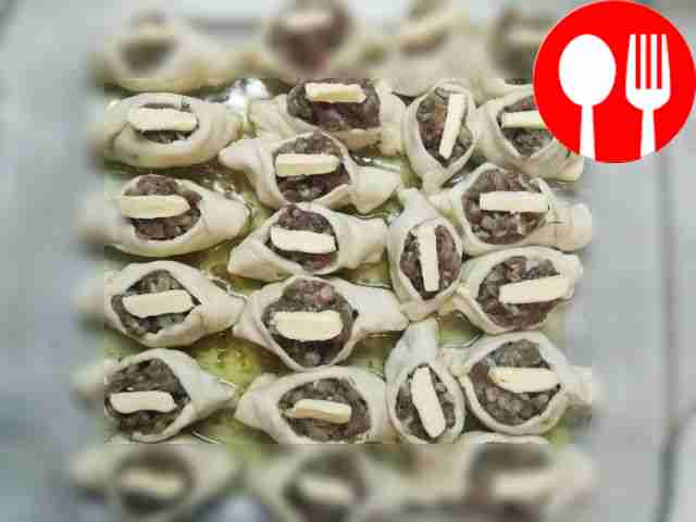 Смажьте форму для запекания растительным...