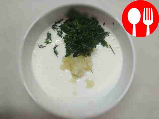 Смешайте 100 мл кефира со сметаной. Натрите...