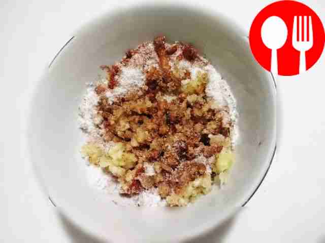 Нарежьте сало на небольшие кусочки. Чеснок...