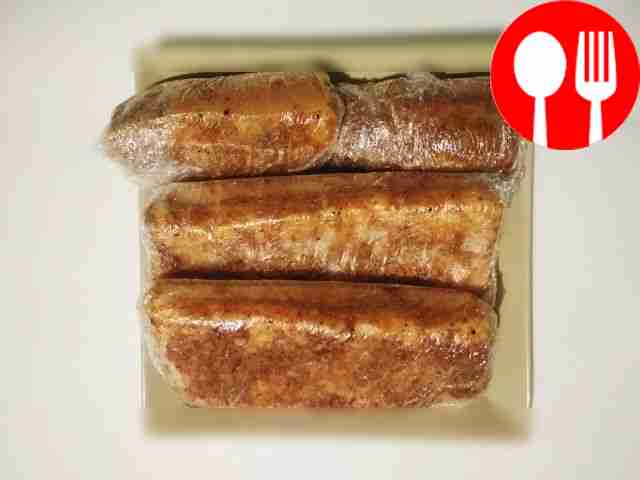 Натрите куски сала смесью соли и специй, после...