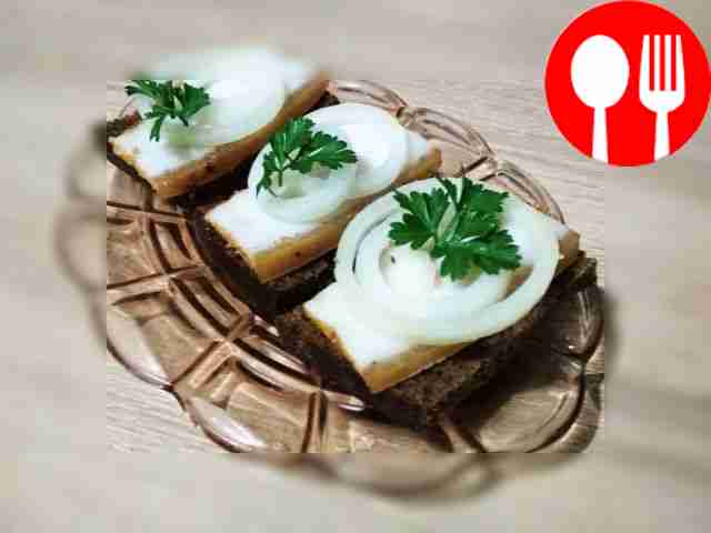 Подавайте бутерброды на черном хлебе. Нарежьте...