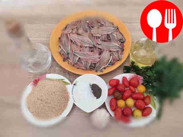 Очистите кильку: снимите голову, удалите...