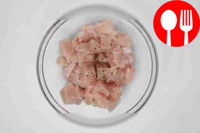 Куриное филе нарежьте небольшими кусочками...