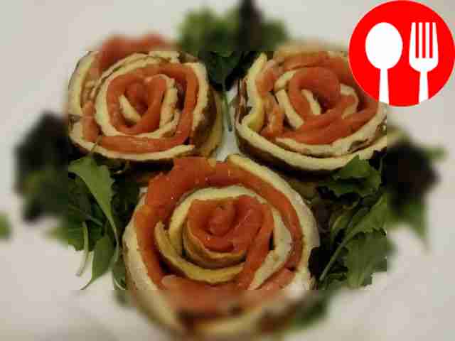 Картофельные сконы с яичницей и лососем